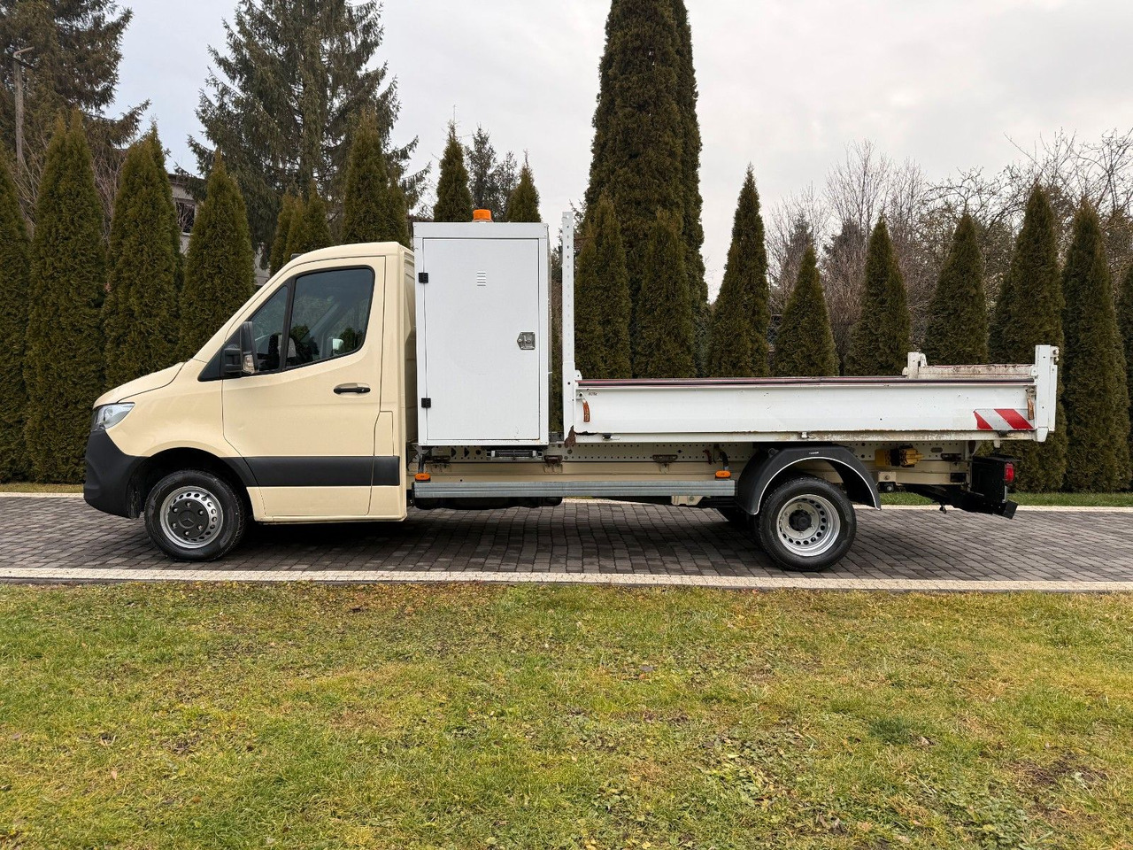 Mercedes-Benz SPRINTER TIPPER - Billenőplatós kisteherautó: 4 kép. Mercedes-Benz SPRINTER TIPPER - Billenőplatós kisteherautó: 4 kép.