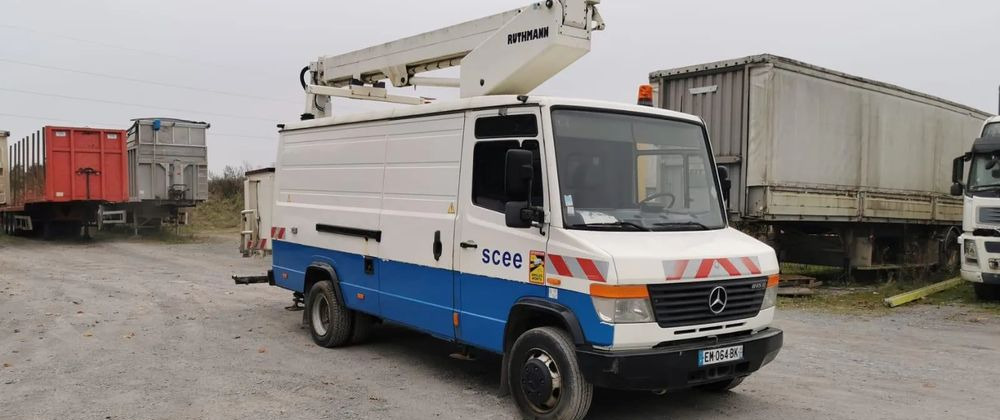 Mercedes-Benz VARIO 815D 17 M - Emelőkosaras teherautó: 3 kép. Mercedes-Benz VARIO 815D 17 M - Emelőkosaras teherautó: 3 kép.