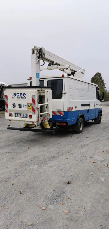 Mercedes-Benz VARIO 815D 17 M - Emelőkosaras teherautó: 4 kép. Mercedes-Benz VARIO 815D 17 M - Emelőkosaras teherautó: 4 kép.