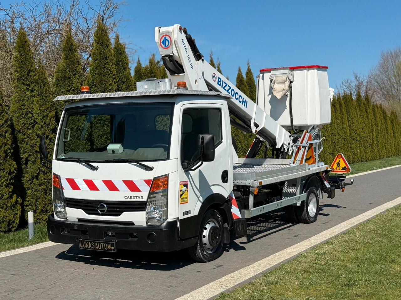 Nissan CABSTAR 17 M MANUAL GEARBOX LOW KMS - Emelőkosaras teherautó: 1 kép. Nissan CABSTAR 17 M MANUAL GEARBOX LOW KMS - Emelőkosaras teherautó: 1 kép.