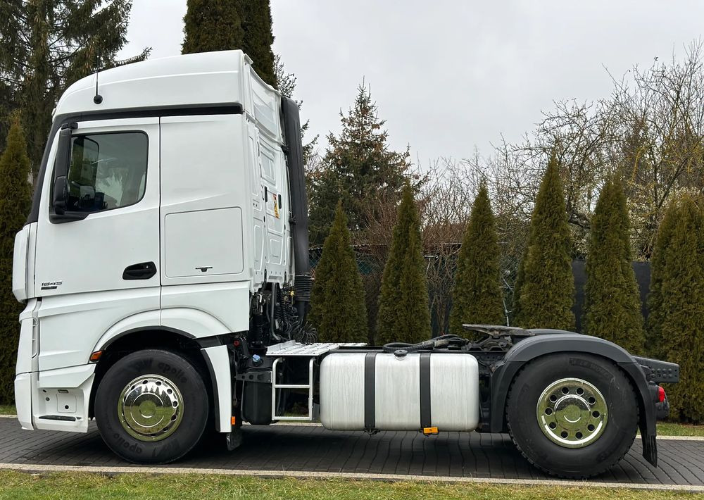 Mercedes-Benz ACTROS 1845 EURO 5 HYDRAILIKA - Nyergesvontató: 4 kép. Mercedes-Benz ACTROS 1845 EURO 5 HYDRAILIKA - Nyergesvontató: 4 kép.