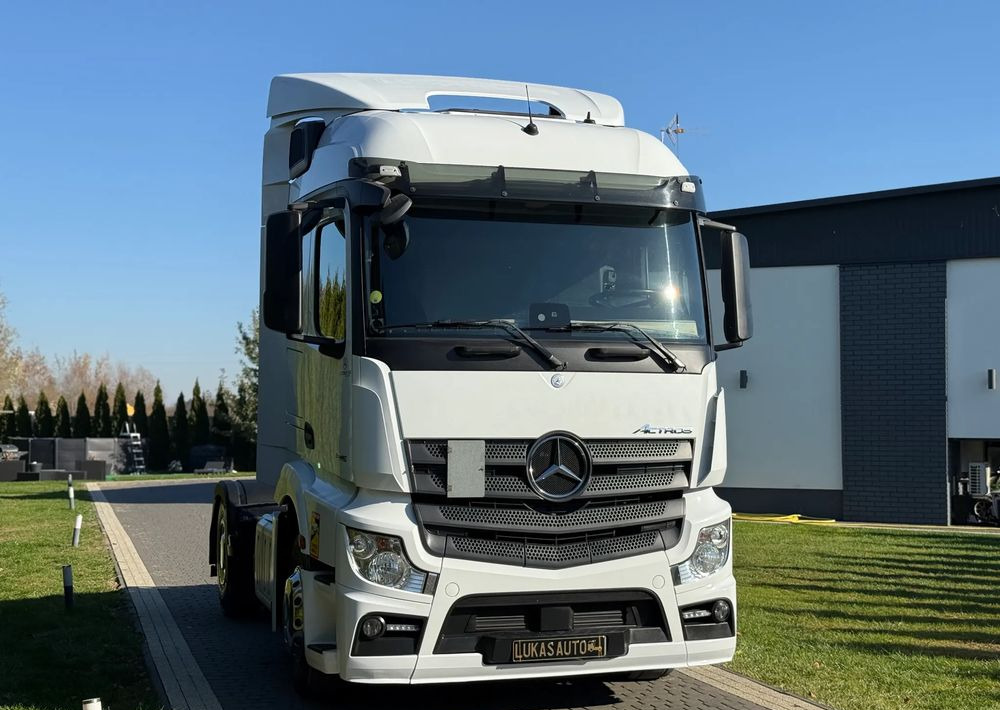 Mercedes-Benz ACTROS 1845 - Nyergesvontató: 3 kép. Mercedes-Benz ACTROS 1845 - Nyergesvontató: 3 kép.