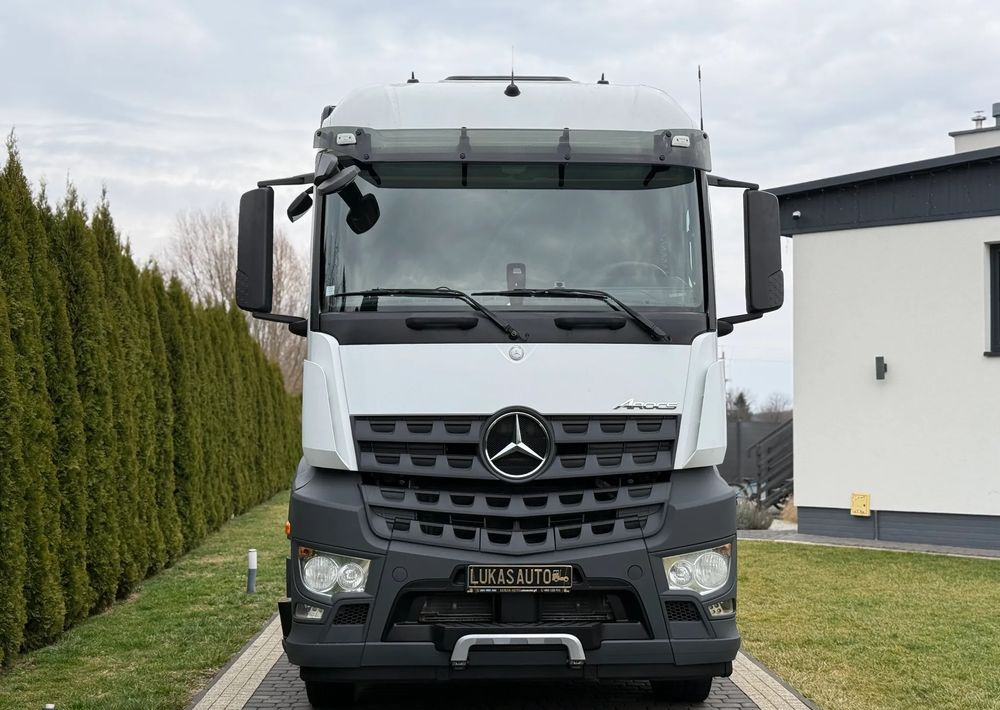 Mercedes-Benz AROCS 1843 HYDRAULIKA - Nyergesvontató: 2 kép. Mercedes-Benz AROCS 1843 HYDRAULIKA - Nyergesvontató: 2 kép.