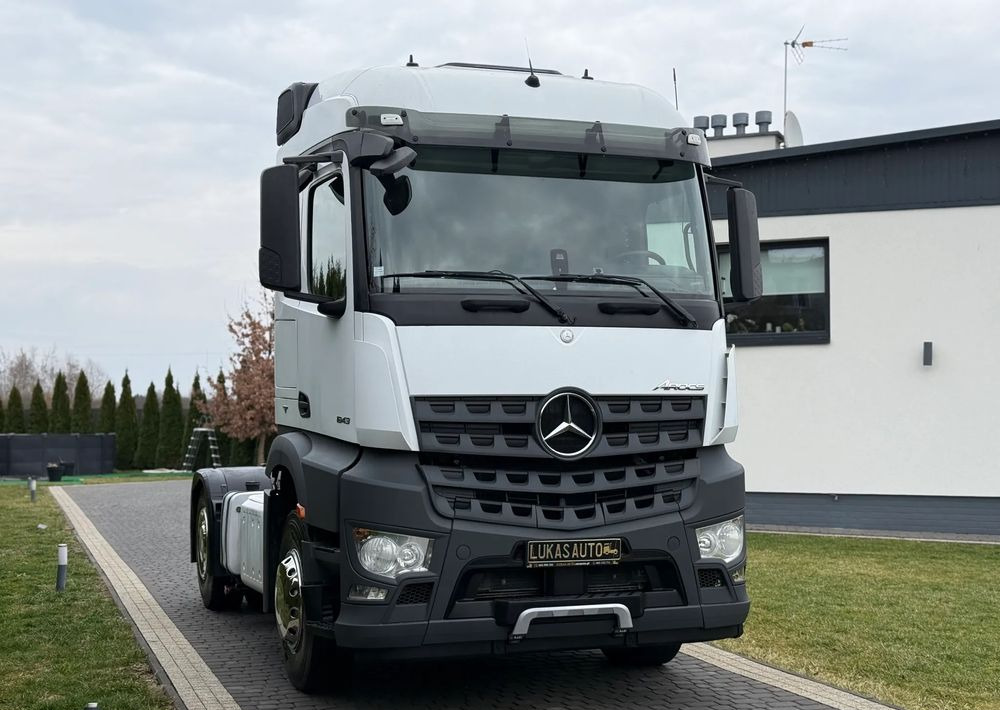 Mercedes-Benz AROCS 1843 HYDRAULIKA - Nyergesvontató: 3 kép. Mercedes-Benz AROCS 1843 HYDRAULIKA - Nyergesvontató: 3 kép.