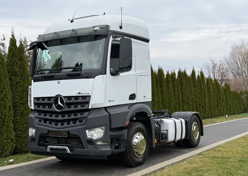 Mercedes-Benz AROCS 1843 HYDRAULIKA - Nyergesvontató: 1 kép. Mercedes-Benz AROCS 1843 HYDRAULIKA - Nyergesvontató: 1 kép.