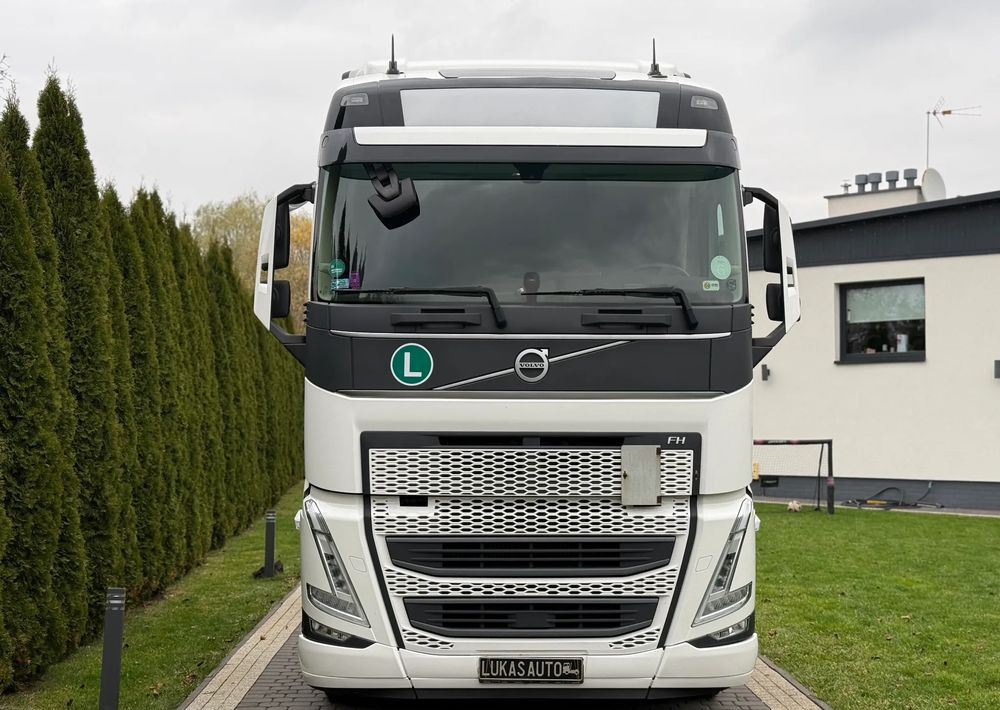 Volvo FH 460 AUTOMAT PARK COOL DWA ZBIORNIKI - Nyergesvontató: 4 kép. Volvo FH 460 AUTOMAT PARK COOL DWA ZBIORNIKI - Nyergesvontató: 4 kép.