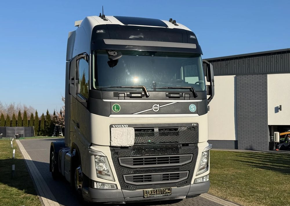 Volvo FH 500 PARK COOL HYDRAULIKA ADR - Nyergesvontató: 3 kép. Volvo FH 500 PARK COOL HYDRAULIKA ADR - Nyergesvontató: 3 kép.