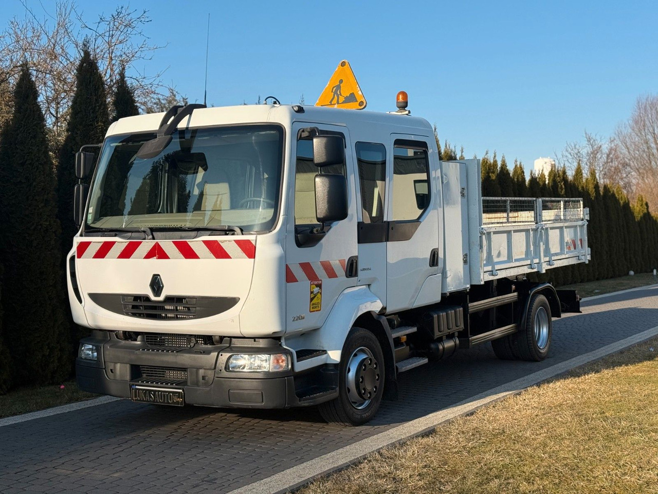 Renault MIDLUM 220 12 T TIPPER 6 SEATS TOOL BOX - Billenőplatós teherautó: 2 kép. Renault MIDLUM 220 12 T TIPPER 6 SEATS TOOL BOX - Billenőplatós teherautó: 2 kép.