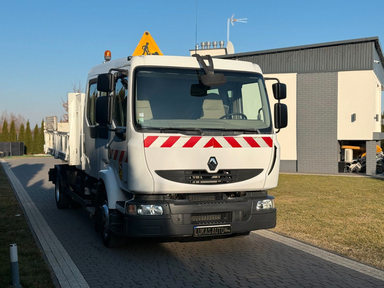 Renault MIDLUM 220 12 T TIPPER 6 SEATS TOOL BOX - Billenőplatós teherautó: 4 kép. Renault MIDLUM 220 12 T TIPPER 6 SEATS TOOL BOX - Billenőplatós teherautó: 4 kép.