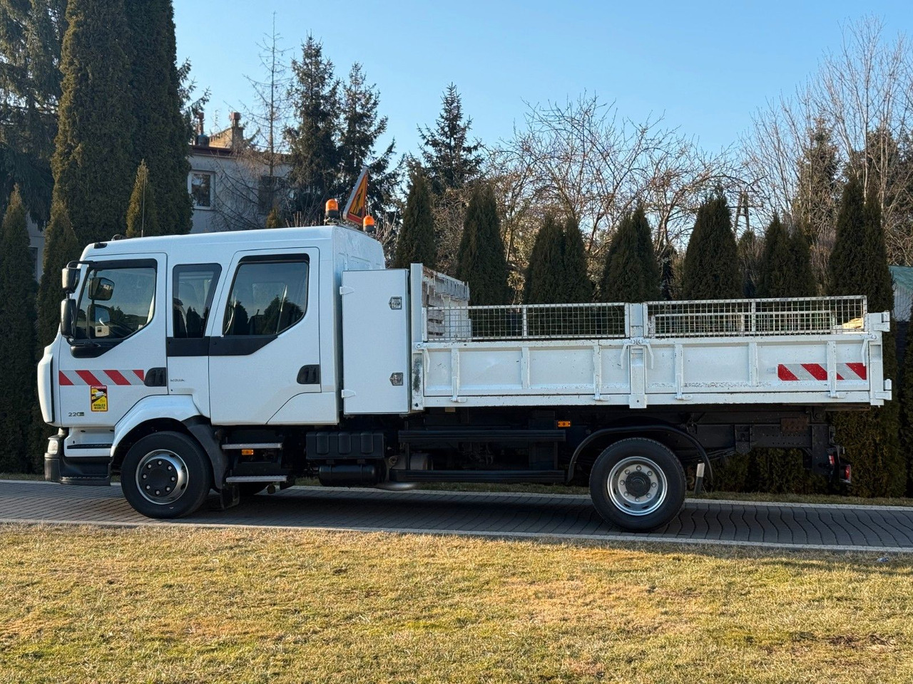 Renault MIDLUM 220 12 T TIPPER 6 SEATS TOOL BOX - Billenőplatós teherautó: 5 kép. Renault MIDLUM 220 12 T TIPPER 6 SEATS TOOL BOX - Billenőplatós teherautó: 5 kép.