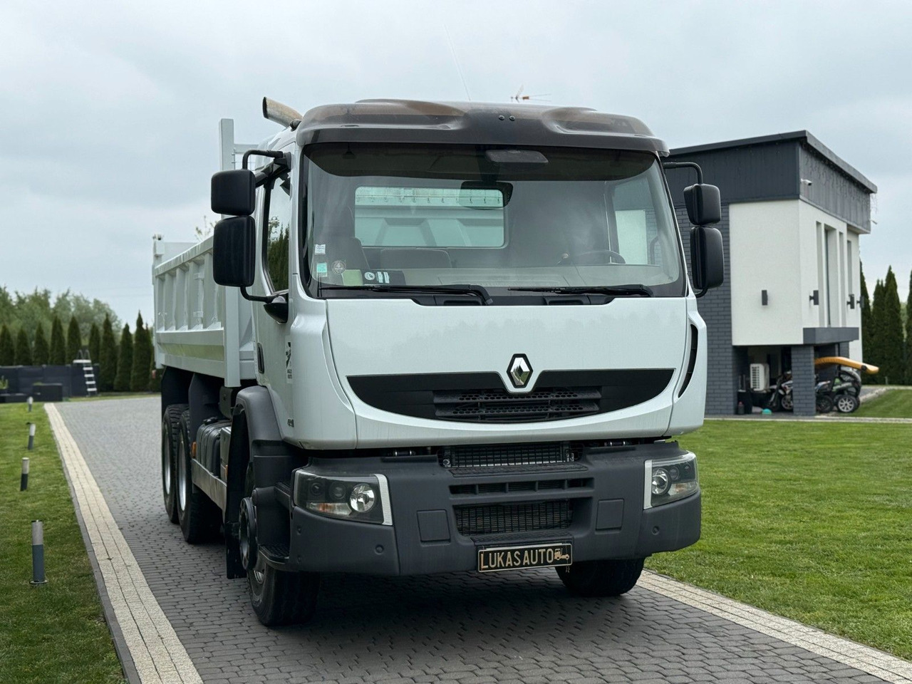 Renault PREMIUM 410 DXI 6X4 TIPPER - Billenőplatós teherautó: 4 kép. Renault PREMIUM 410 DXI 6X4 TIPPER - Billenőplatós teherautó: 4 kép.