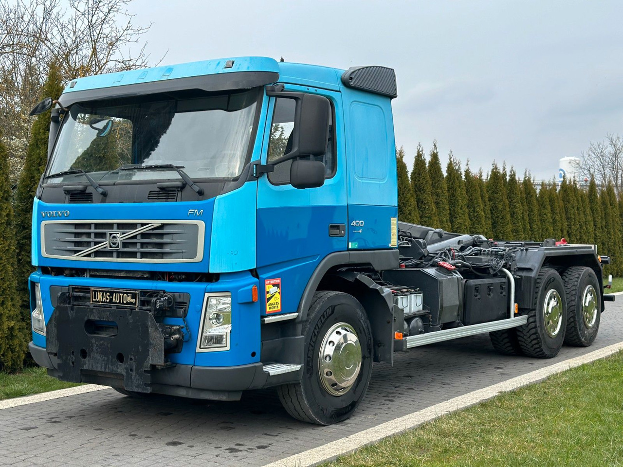 Volvo FM 400 MANUAL 6X4 ABROLLKIPPER - Horgos rakodó teherautó: 1 kép. Volvo FM 400 MANUAL 6X4 ABROLLKIPPER - Horgos rakodó teherautó: 1 kép.