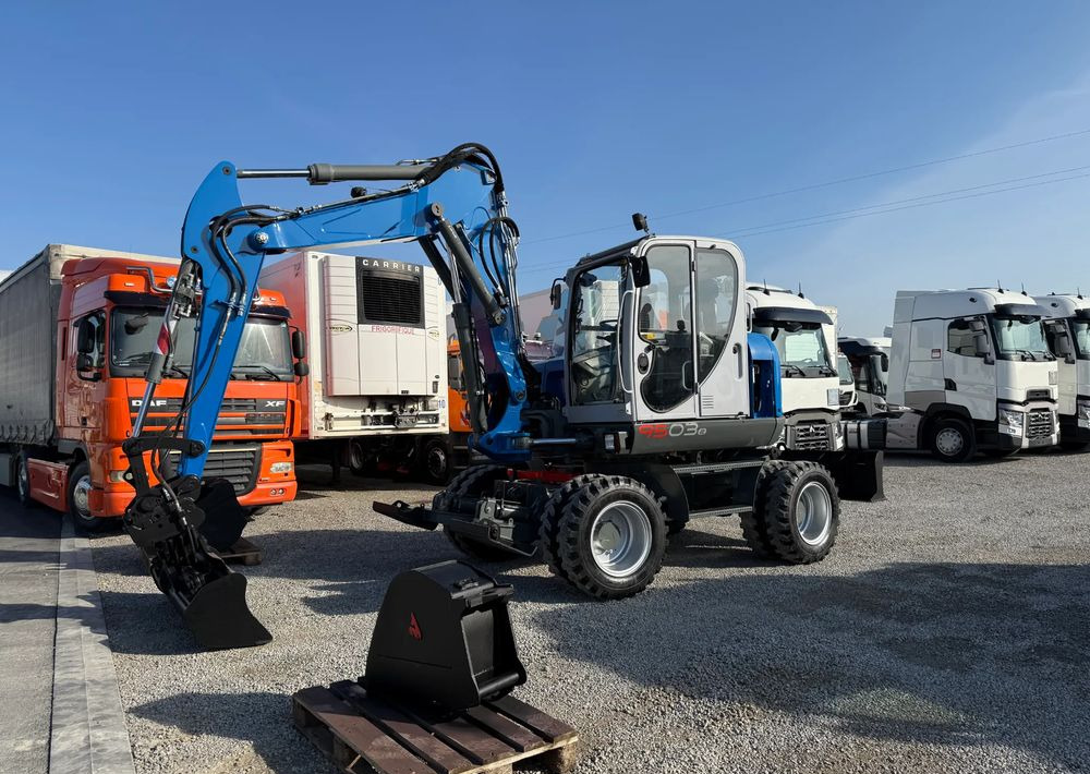 Wacker Neuson 9503-2 TRZY ŁYŻKI - Gumikerekes kotró: 3 kép. Wacker Neuson 9503-2 TRZY ŁYŻKI - Gumikerekes kotró: 3 kép.