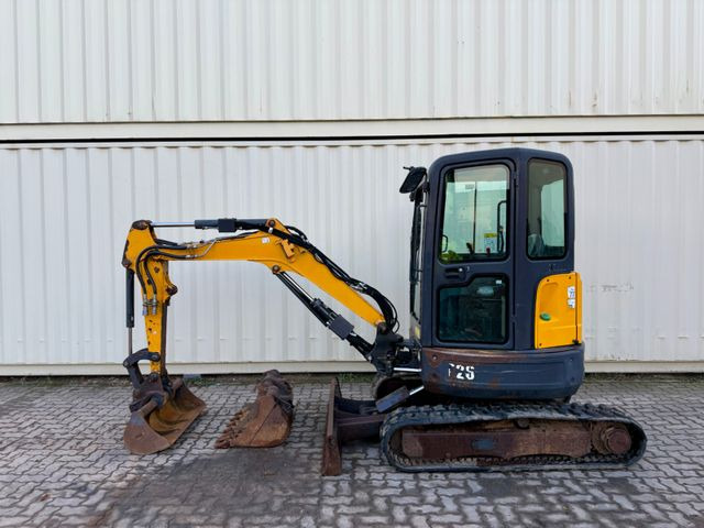 Bobcat E26 / 2016 BJ / 3 x Löffel / 3.905 H - Minikotró: 2 kép. Bobcat E26 / 2016 BJ / 3 x Löffel / 3.905 H - Minikotró: 2 kép.