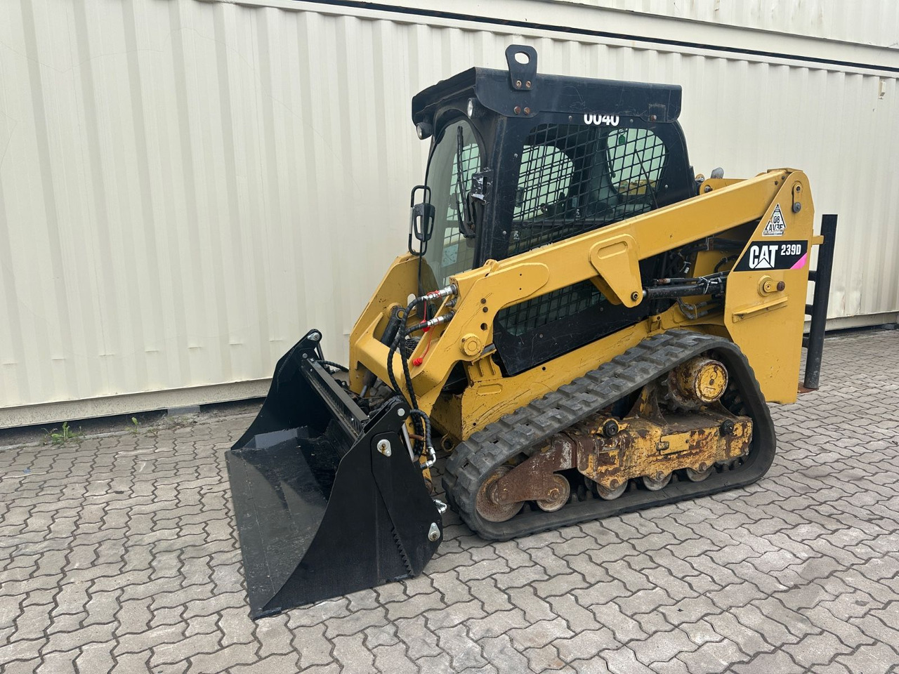 CAT 239D / 2018 BJ / 1.427 H / CE / CAB - Kompakt lánctalpas rakodó: 1 kép. CAT 239D / 2018 BJ / 1.427 H / CE / CAB - Kompakt lánctalpas rakodó: 1 kép.