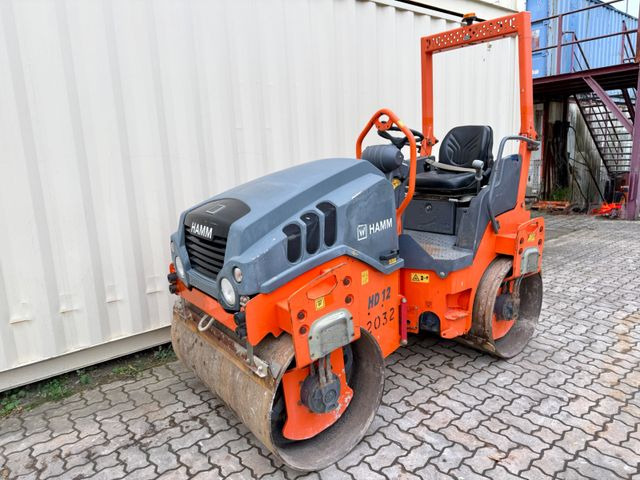Hamm HD12VV / 2016 BJ / 884 H / 2.695 KG - Úthenger: 2 kép. Hamm HD12VV / 2016 BJ / 884 H / 2.695 KG - Úthenger: 2 kép.