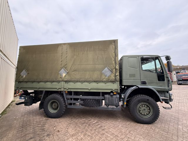 Iveco 140E24 4x4 / Armee / / Camper - Ponyvás teherautó: 5 kép. Iveco 140E24 4x4 / Armee / / Camper - Ponyvás teherautó: 5 kép.
