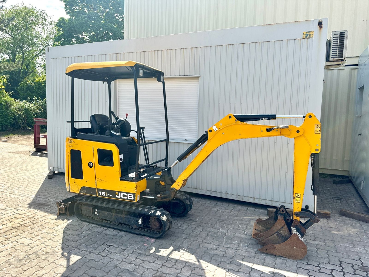 JCB 16C-1 /2020 BJ/1.283 BH/verbr. Laufwerk/2xLöffel - Minikotró: 4 kép. JCB 16C-1 /2020 BJ/1.283 BH/verbr. Laufwerk/2xLöffel - Minikotró: 4 kép.