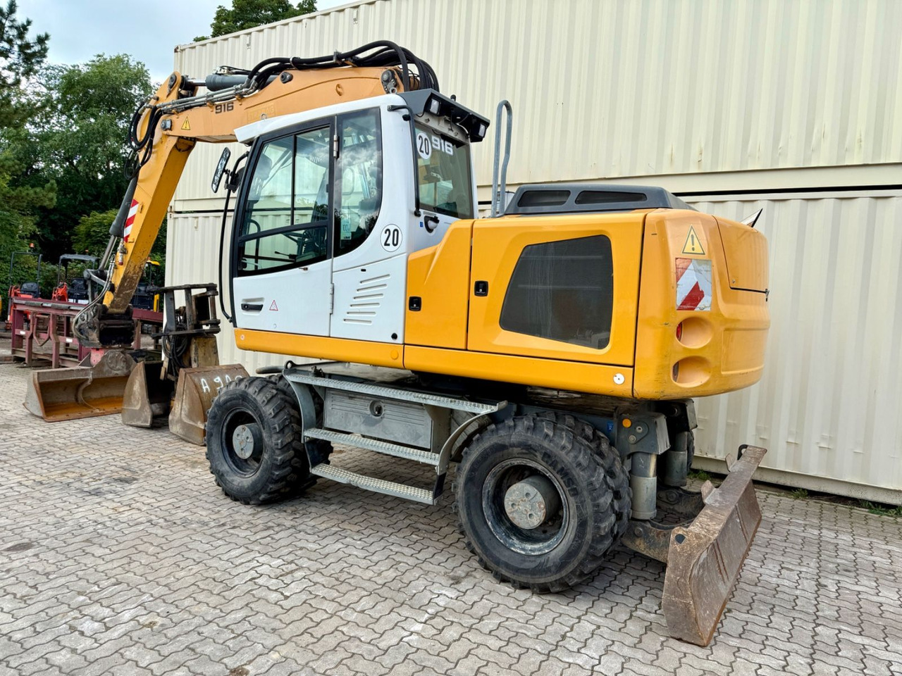 Liebherr A916 / Deutsche Maschine / Löffel + Greifer - Gumikerekes kotró: 3 kép. Liebherr A916 / Deutsche Maschine / Löffel + Greifer - Gumikerekes kotró: 3 kép.