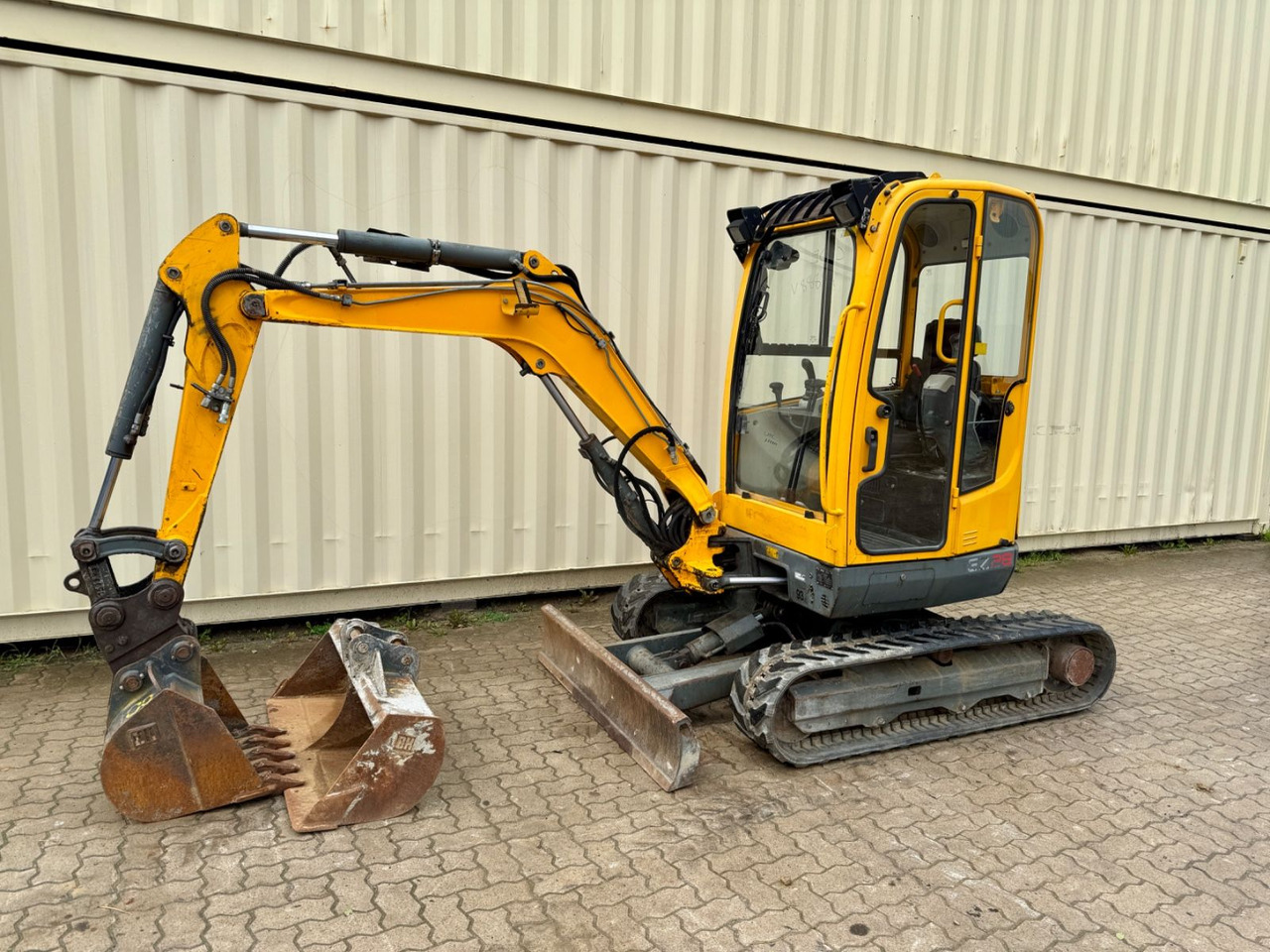 Wacker EZ28 / 2014 BJ / 2 x Löffel - Minikotró: 1 kép. Wacker EZ28 / 2014 BJ / 2 x Löffel - Minikotró: 1 kép.
