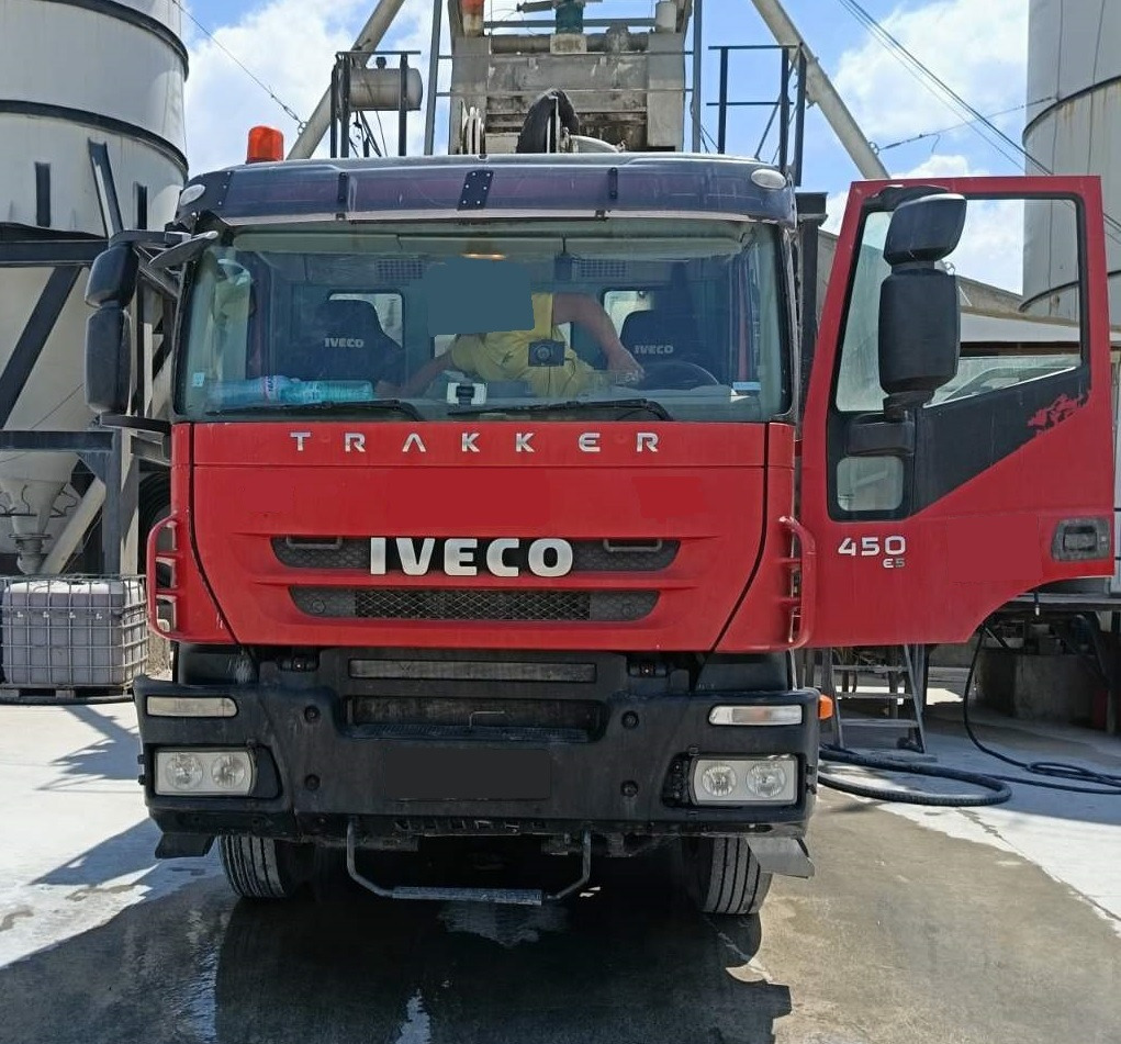IVECO TRAKKER 450 COIME 35 - Betonpumpa: 2 kép. IVECO TRAKKER 450 COIME 35 - Betonpumpa: 2 kép.