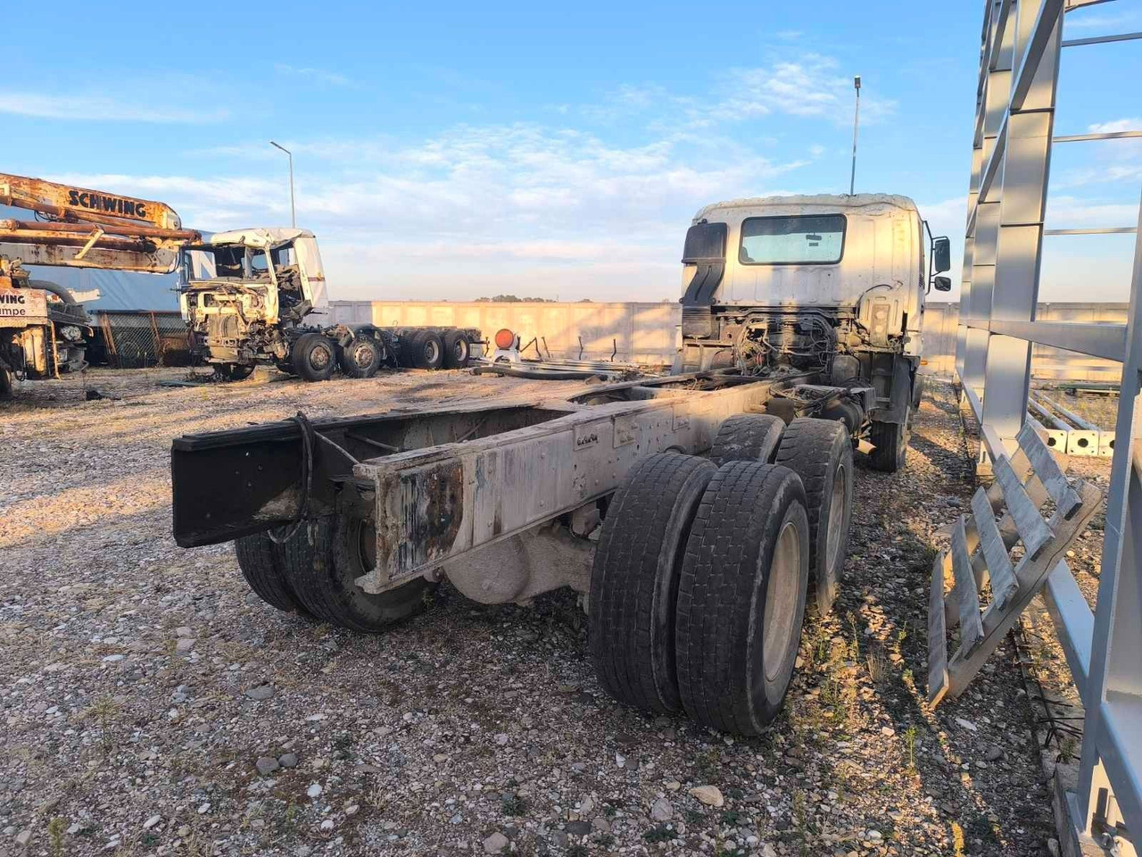 Isuzu 2.8 CXZ 81 - Alvaz teherautó: 5 kép. Isuzu 2.8 CXZ 81 - Alvaz teherautó: 5 kép.