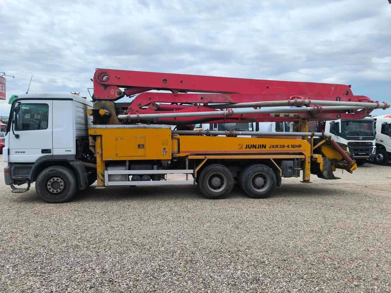 Mercedes-Benz ACTROS 3341 JUNJIN JXR 38-4 - Betonpumpa: 4 kép. Mercedes-Benz ACTROS 3341 JUNJIN JXR 38-4 - Betonpumpa: 4 kép.