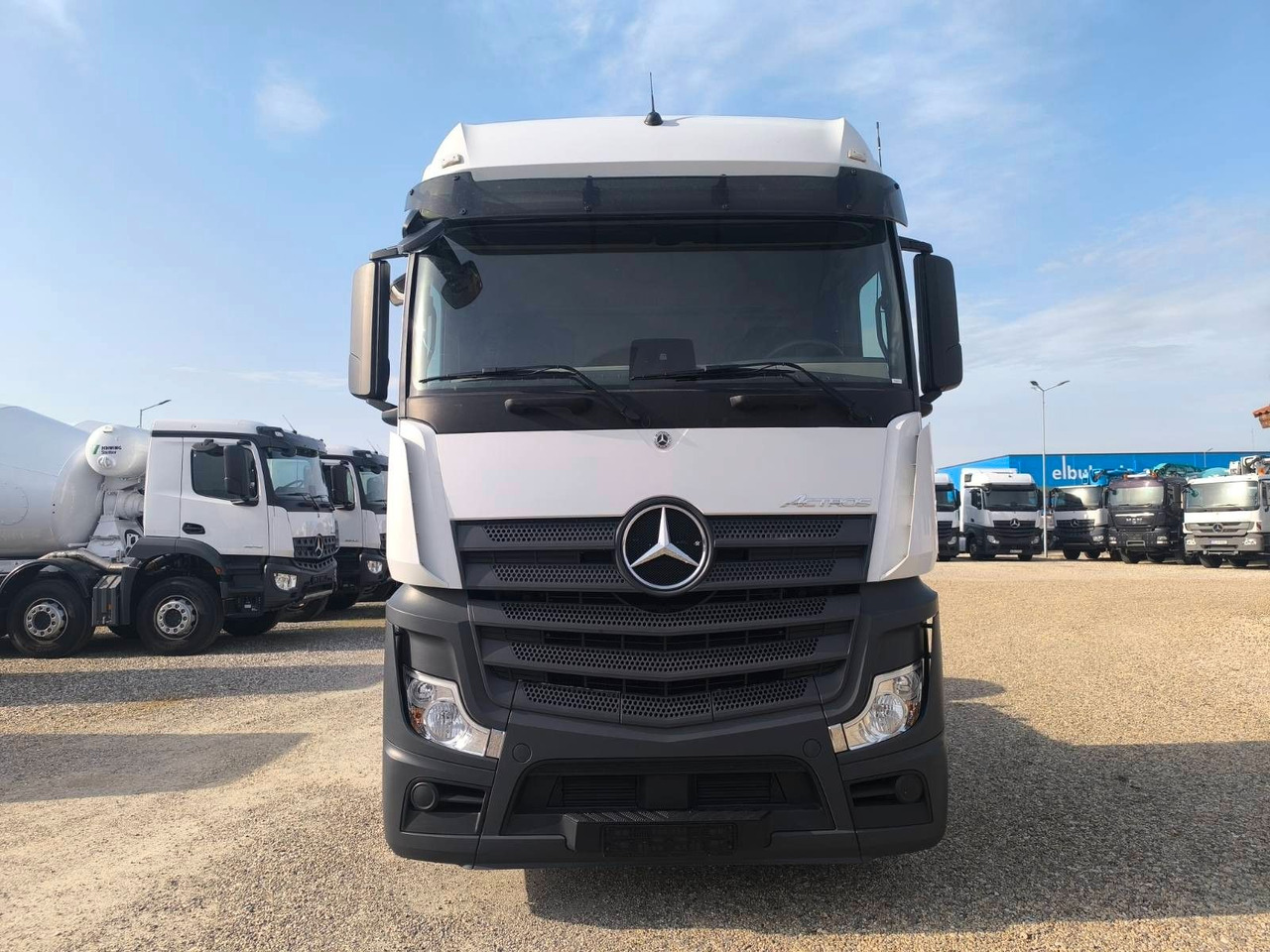 Mercedes-Benz Actros 1845 - Nyergesvontató: 2 kép. Mercedes-Benz Actros 1845 - Nyergesvontató: 2 kép.