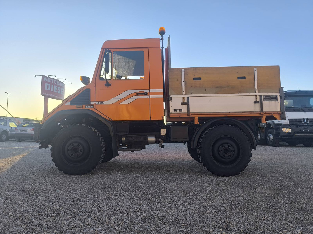 UNIMOG U90 - Billenőplatós teherautó: 4 kép. UNIMOG U90 - Billenőplatós teherautó: 4 kép.
