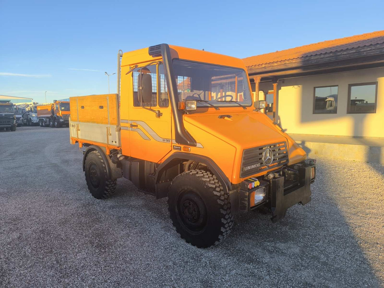 UNIMOG U90 - Billenőplatós teherautó: 1 kép. UNIMOG U90 - Billenőplatós teherautó: 1 kép.
