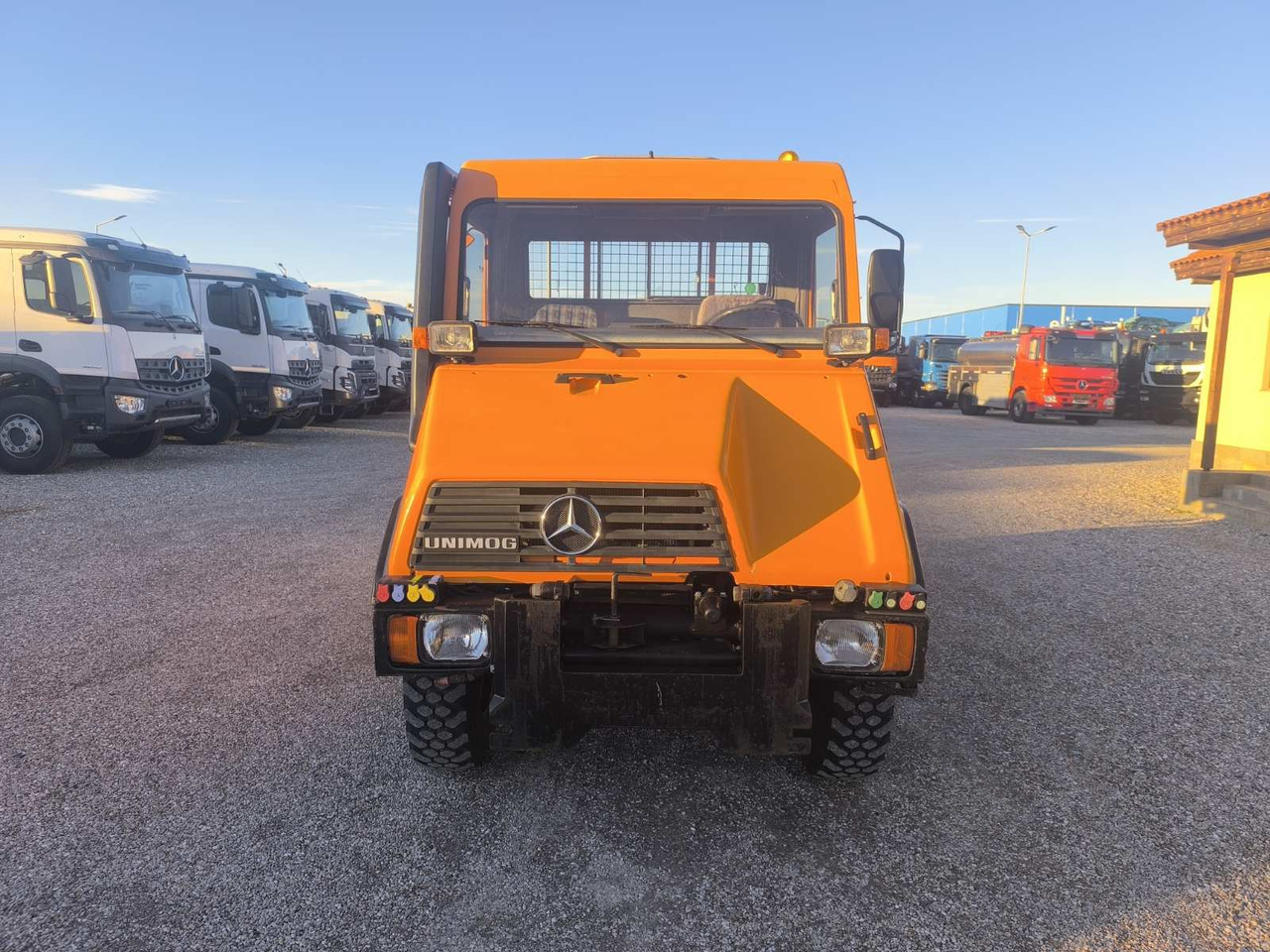 UNIMOG U90 - Billenőplatós teherautó: 2 kép. UNIMOG U90 - Billenőplatós teherautó: 2 kép.