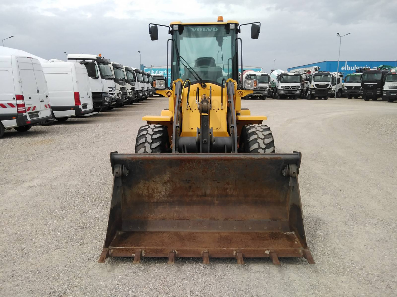 VOLVO L30G - Gumikerekes homlokrakodó: 2 kép. VOLVO L30G - Gumikerekes homlokrakodó: 2 kép.
