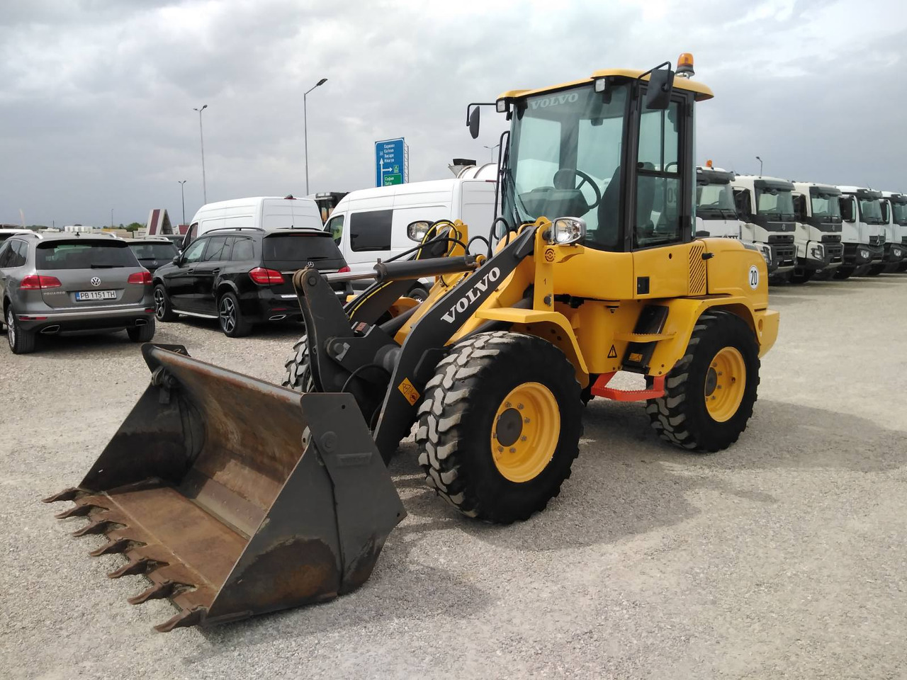 VOLVO L30G - Gumikerekes homlokrakodó: 3 kép. VOLVO L30G - Gumikerekes homlokrakodó: 3 kép.