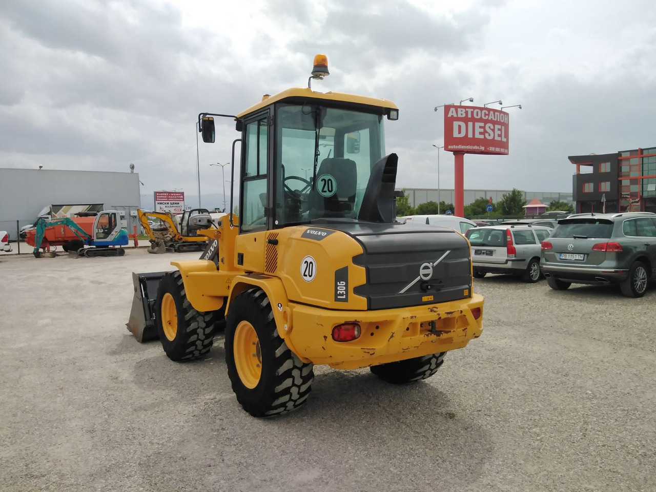 VOLVO L30G - Gumikerekes homlokrakodó: 5 kép. VOLVO L30G - Gumikerekes homlokrakodó: 5 kép.
