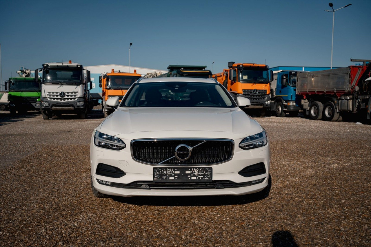 Volvo V90 D4 Momentum 2.0D - Kombi: 3 kép. Volvo V90 D4 Momentum 2.0D - Kombi: 3 kép.