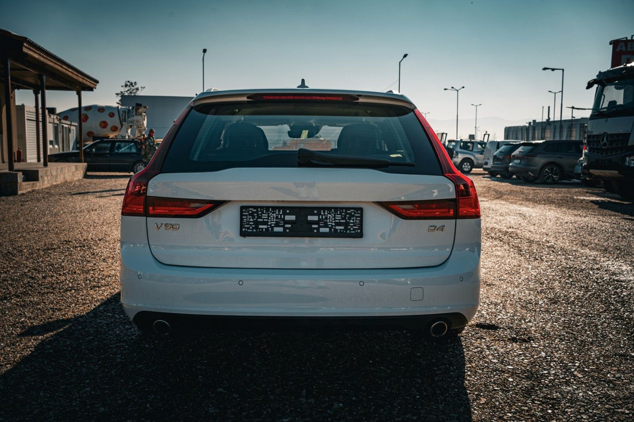 Volvo V90 D4 Momentum 2.0D - Kombi: 5 kép. Volvo V90 D4 Momentum 2.0D - Kombi: 5 kép.
