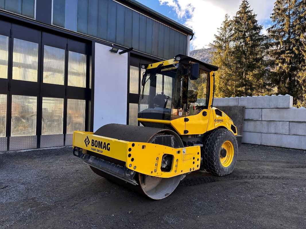 BOMAG DE BW 177 BVC-5 Stage V/Tier 4f - Talajtömörítő: 1 kép. BOMAG DE BW 177 BVC-5 Stage V/Tier 4f - Talajtömörítő: 1 kép.