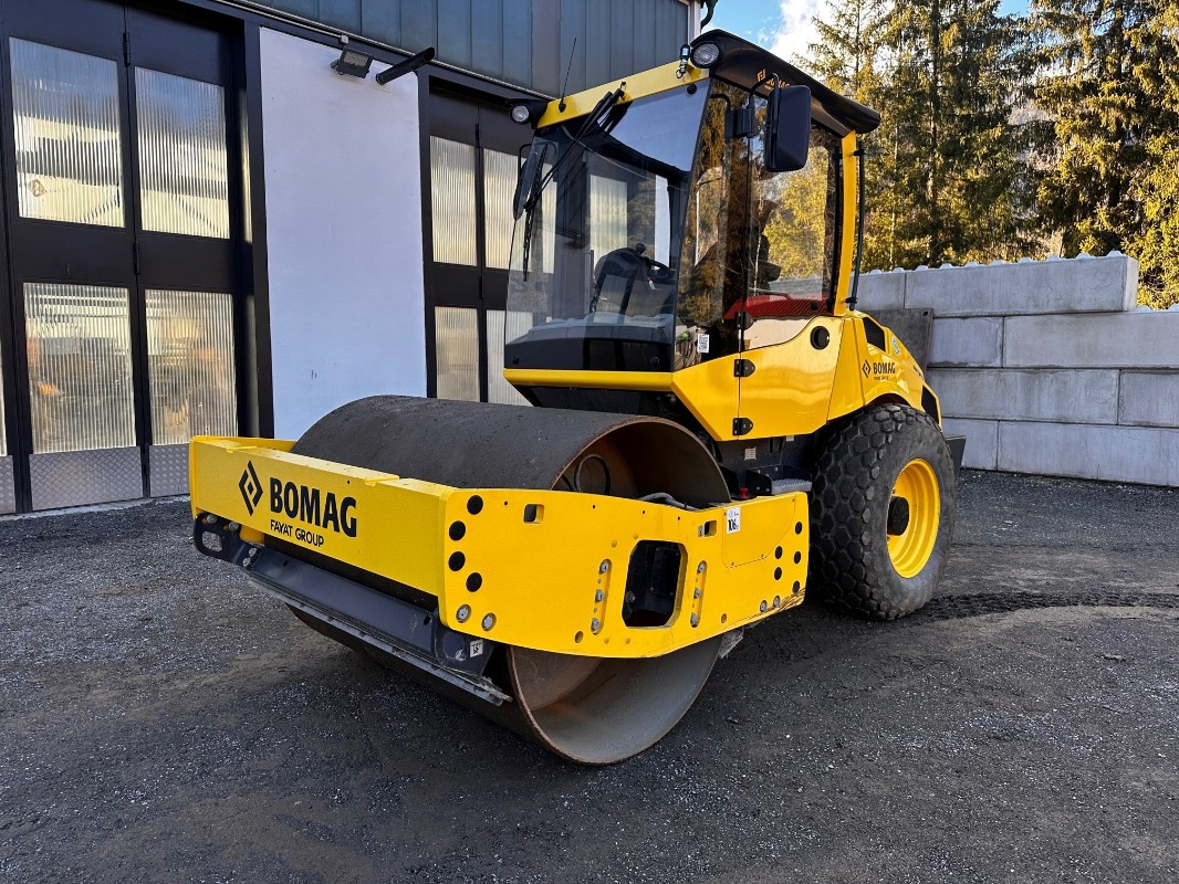 BOMAG DE BW 177 DH-5 Stage V/Tier 4f - Talajtömörítő: 1 kép. BOMAG DE BW 177 DH-5 Stage V/Tier 4f - Talajtömörítő: 1 kép.