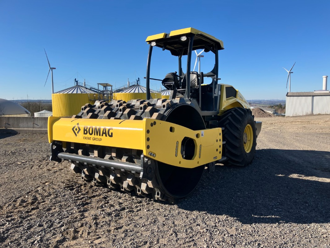 BOMAG DE BW 211 DH-5 Stage IV/TIER4f - Talajtömörítő: 1 kép. BOMAG DE BW 211 DH-5 Stage IV/TIER4f - Talajtömörítő: 1 kép.