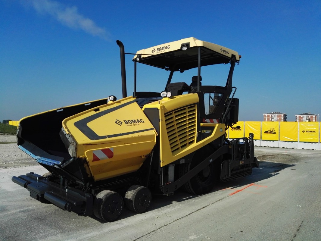 BOMAG IT BF 600 P-2 S500 Stage IV/Tier 4f - Útburkológép: 1 kép. BOMAG IT BF 600 P-2 S500 Stage IV/Tier 4f - Útburkológép: 1 kép.