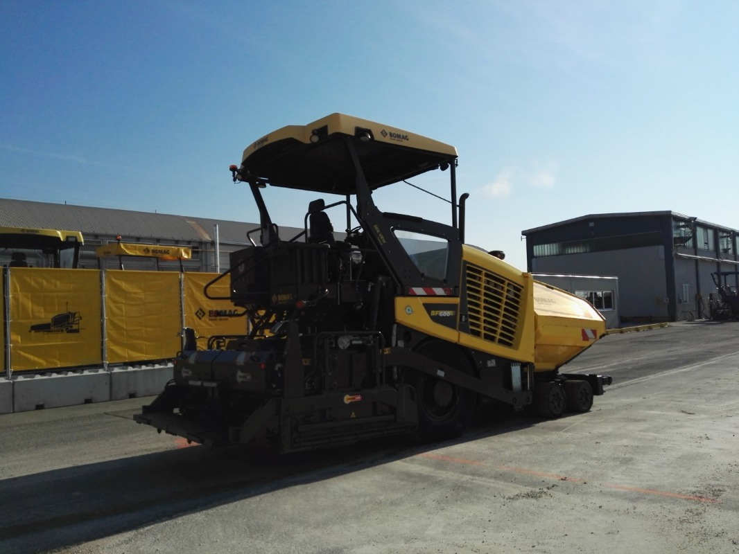 BOMAG IT BF 600 P-2 S500 Stage IV/Tier 4f - Útburkológép: 4 kép. BOMAG IT BF 600 P-2 S500 Stage IV/Tier 4f - Útburkológép: 4 kép.