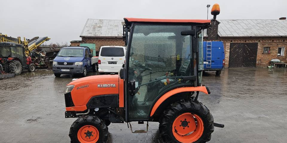 Ciągnik Kubota B2650 4x4 klima 26 KM hydrostat - Traktor: 1 kép. Ciągnik Kubota B2650 4x4 klima 26 KM hydrostat - Traktor: 1 kép.