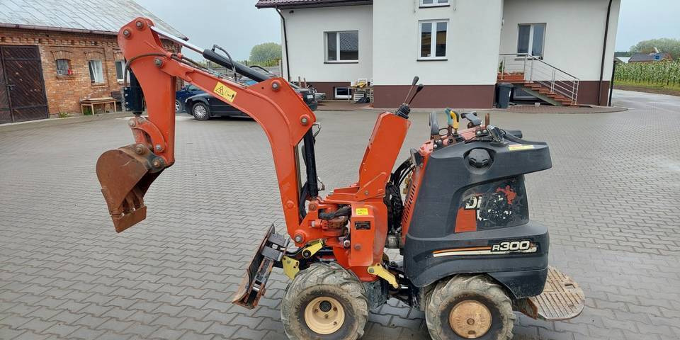 Ditch Witch R300 - Árokásó: 1 kép. Ditch Witch R300 - Árokásó: 1 kép.
