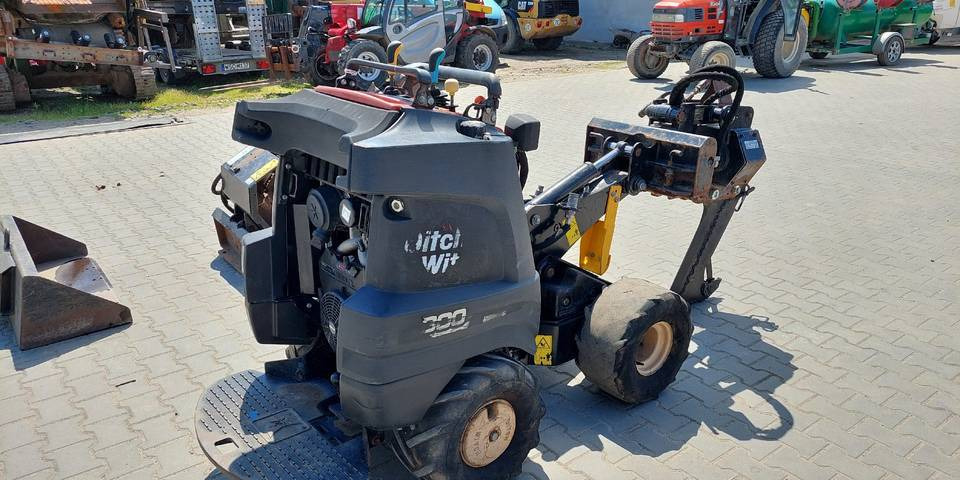 Ditch Witch R300 koparka łańcuchowa pługoukładacz - Árokásó: 4 kép. Ditch Witch R300 koparka łańcuchowa pługoukładacz - Árokásó: 4 kép.