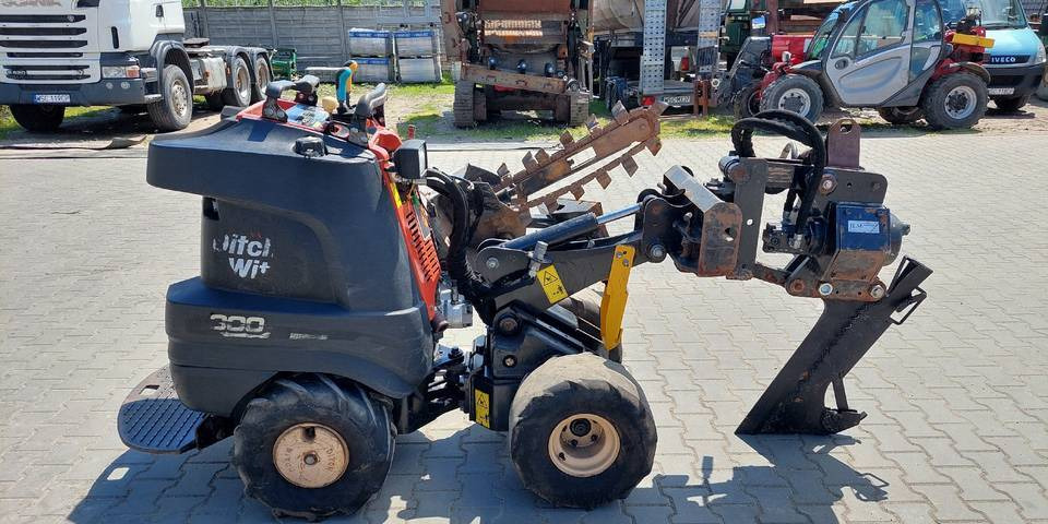 Ditch Witch R300 koparka łańcuchowa pługoukładacz - Árokásó: 5 kép. Ditch Witch R300 koparka łańcuchowa pługoukładacz - Árokásó: 5 kép.