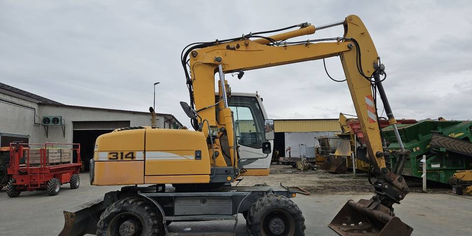 Koparka kołowa Liebherr A314 Litronic 9350 h+ 5 łyżek kołówka - Gumikerekes kotró: 5 kép. Koparka kołowa Liebherr A314 Litronic 9350 h+ 5 łyżek kołówka - Gumikerekes kotró: 5 kép.