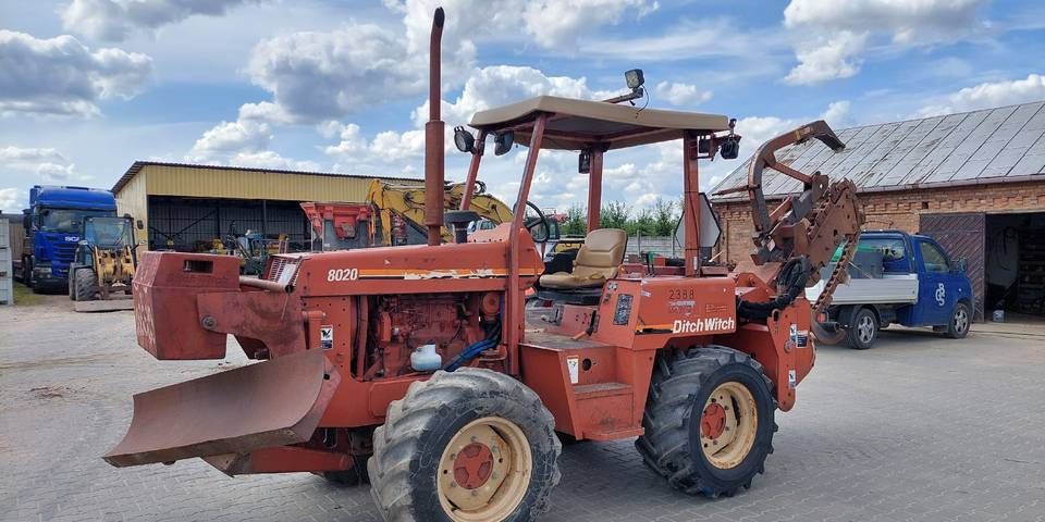 Koparka łańcuchowa Ditch Witch 8020 85KM - Árokásó: 4 kép. Koparka łańcuchowa Ditch Witch 8020 85KM - Árokásó: 4 kép.