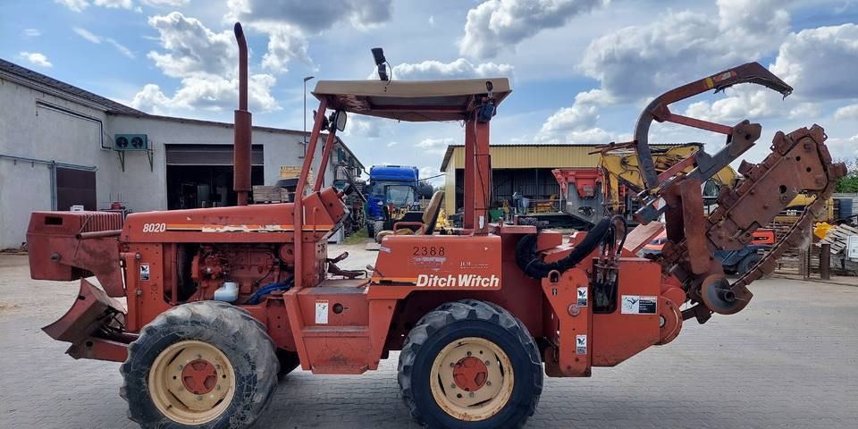 Koparka łańcuchowa Ditch Witch 8020 85KM - Árokásó: 5 kép. Koparka łańcuchowa Ditch Witch 8020 85KM - Árokásó: 5 kép.