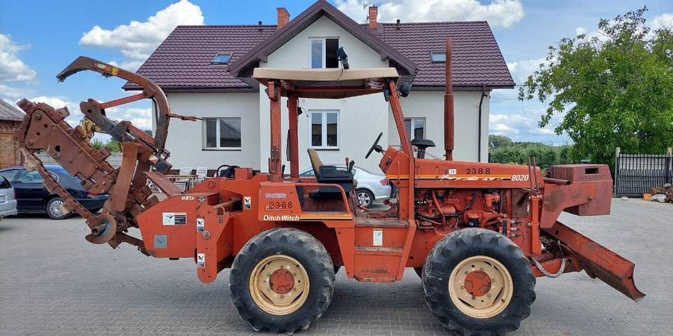 Koparka łańcuchowa Ditch Witch 8020 85KM - Árokásó: 1 kép. Koparka łańcuchowa Ditch Witch 8020 85KM - Árokásó: 1 kép.