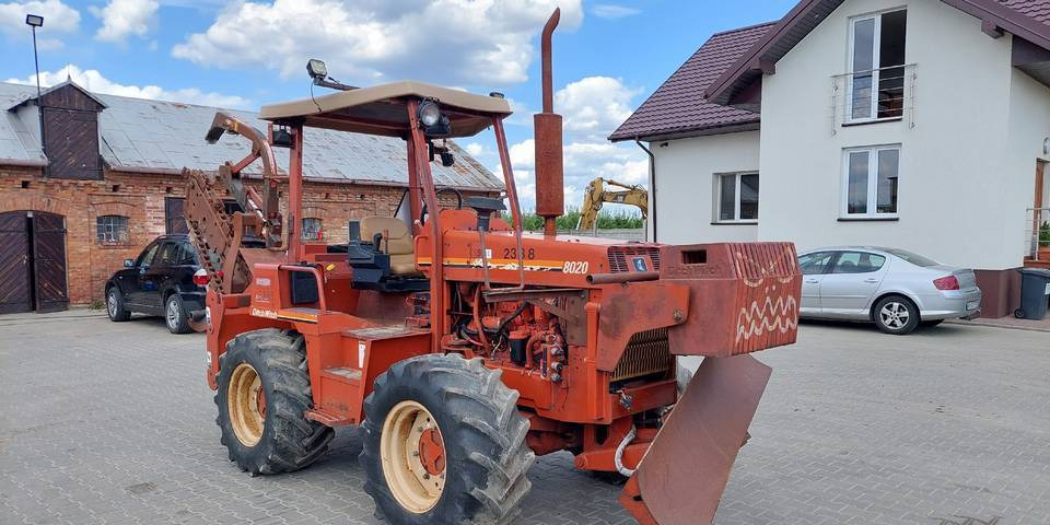 Koparka łańcuchowa Ditch Witch 8020 85KM - Árokásó: 2 kép. Koparka łańcuchowa Ditch Witch 8020 85KM - Árokásó: 2 kép.